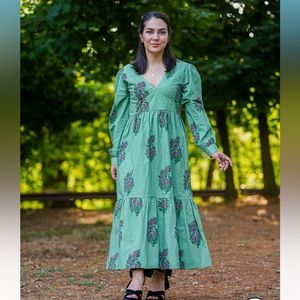 All in the Details Susanna V Neck Midi Dress NWT